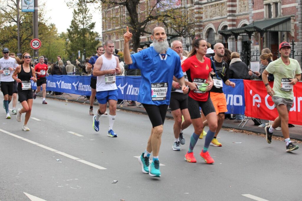 Gustavo Castro corriendo en el Maratón de Ámsterdam 2025 con otros corredores.