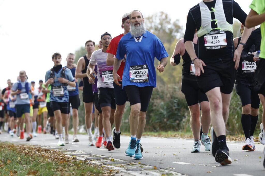 Gustavo Castro corriendo en el Maratón de Ámsterdam 2025