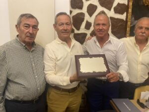 Juan Moya recibiendo un homenaje con amigos y excompañeros de fútbol.