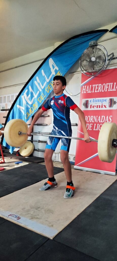 Joven levantador en competición de halterofilia del Club Olimpo Fénix