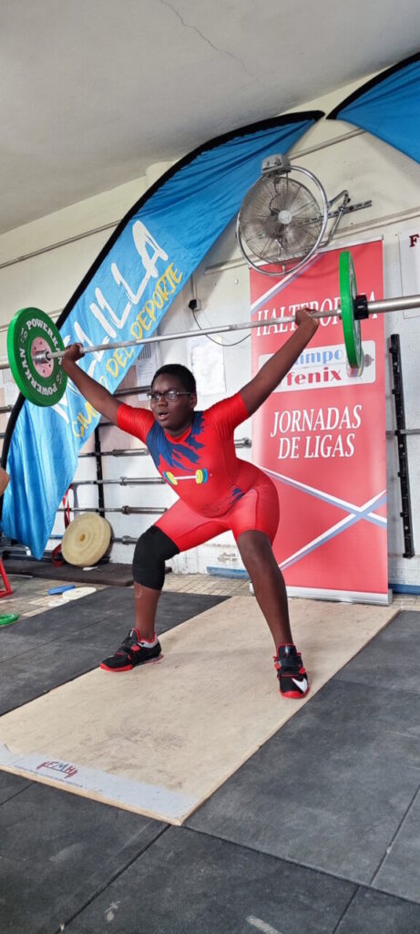 Joven levantador en competición de halterofilia del Club Olimpo Fénix
