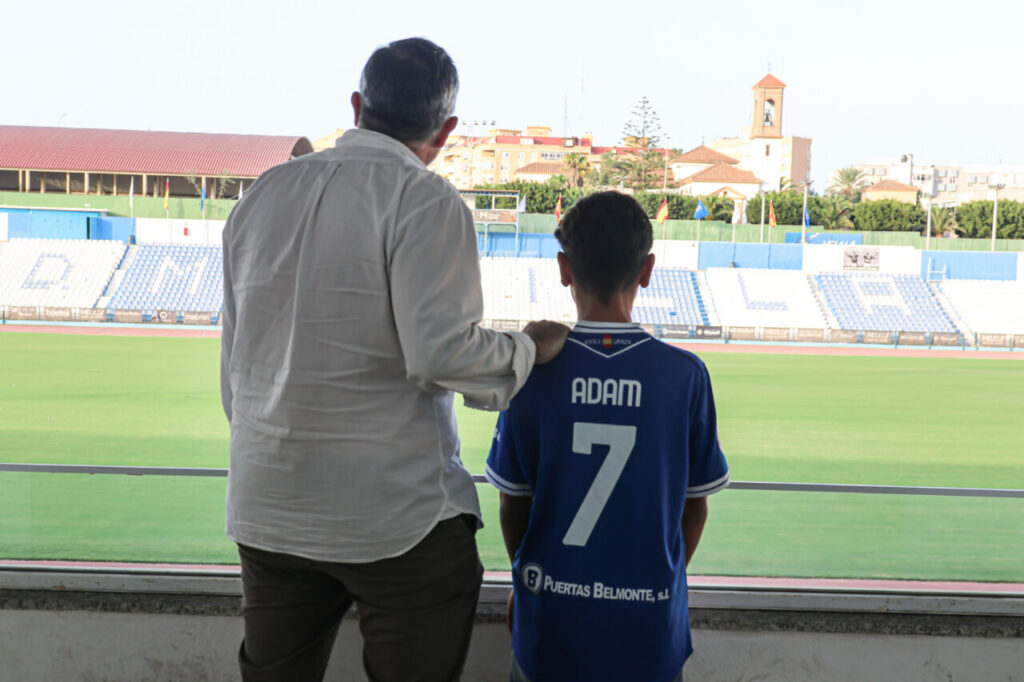 Adam Ali, joven futbolista de la U.D. Melilla, con su nuevo entrenador.