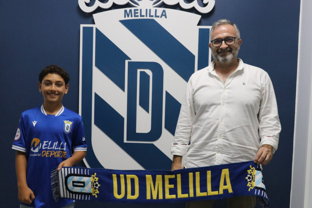 Adam Ali, joven futbolista de la U.D. Melilla, con su nuevo entrenador.