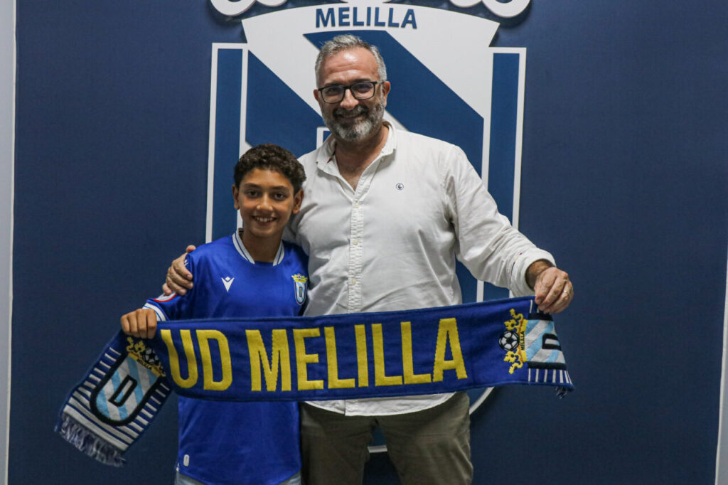 Adam Ali, joven futbolista con bufanda de la U.D. Melilla