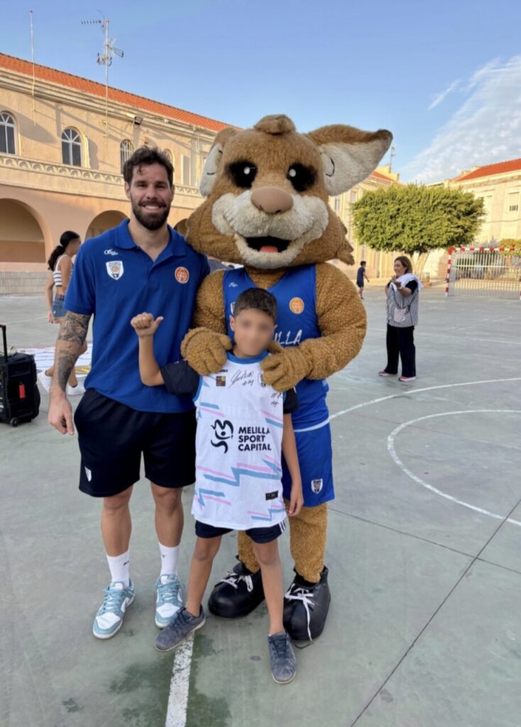 Visita del Club Melilla Baloncesto a niños con la mascota y jugadores