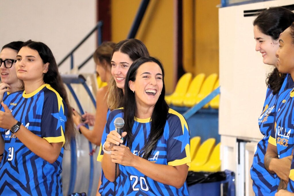 Jugadoras del MCD La Salle interactuando con alumnos en un pabellón