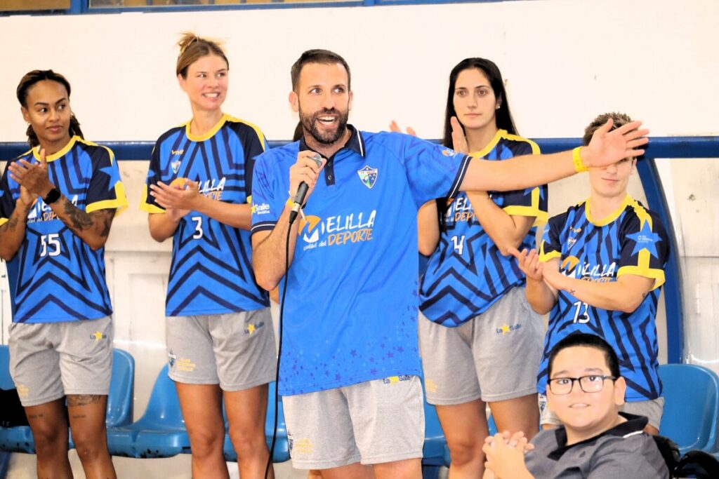 Jugadores del MCD La Salle interactuando con alumnos en un evento escolar