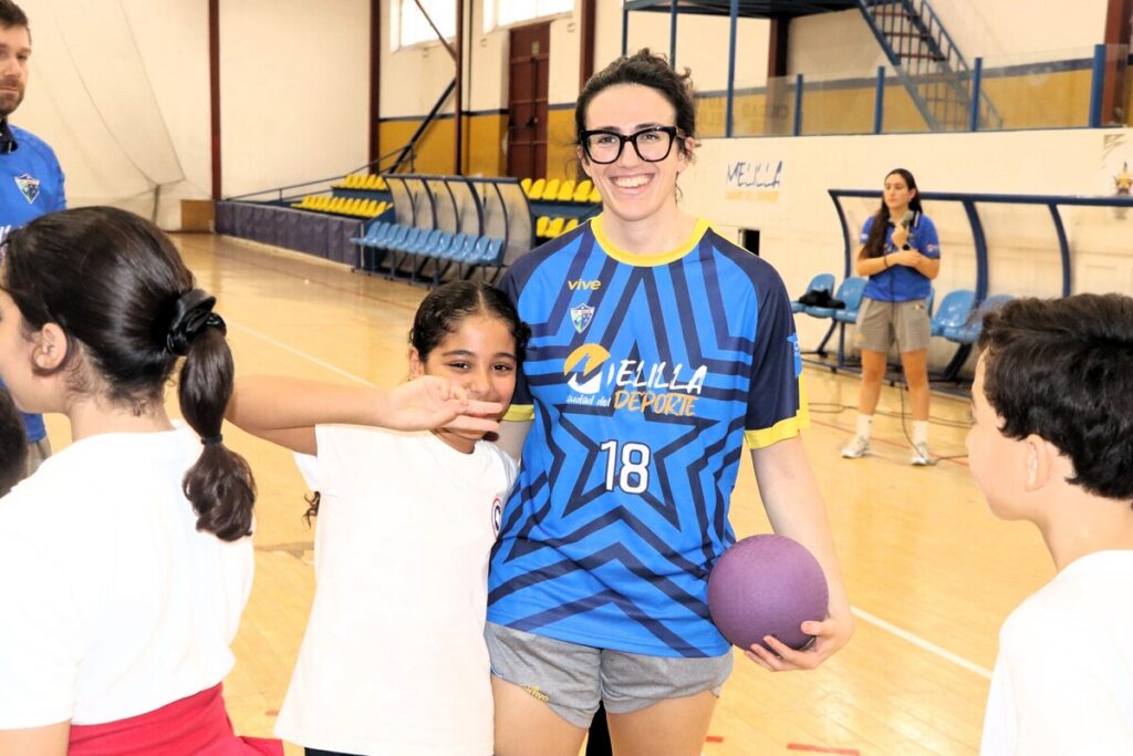 Jugadora del MCD La Salle con alumnos en el pabellón