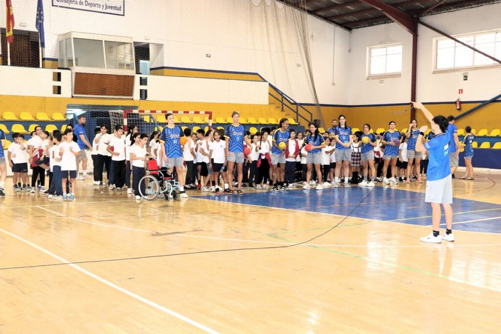 Jugadores del MCD La Salle interactuando con alumnos en el pabellón