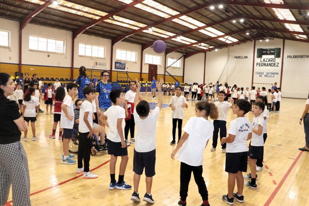 Jugadores del MCD La Salle interactuando con alumnos en el pabellón