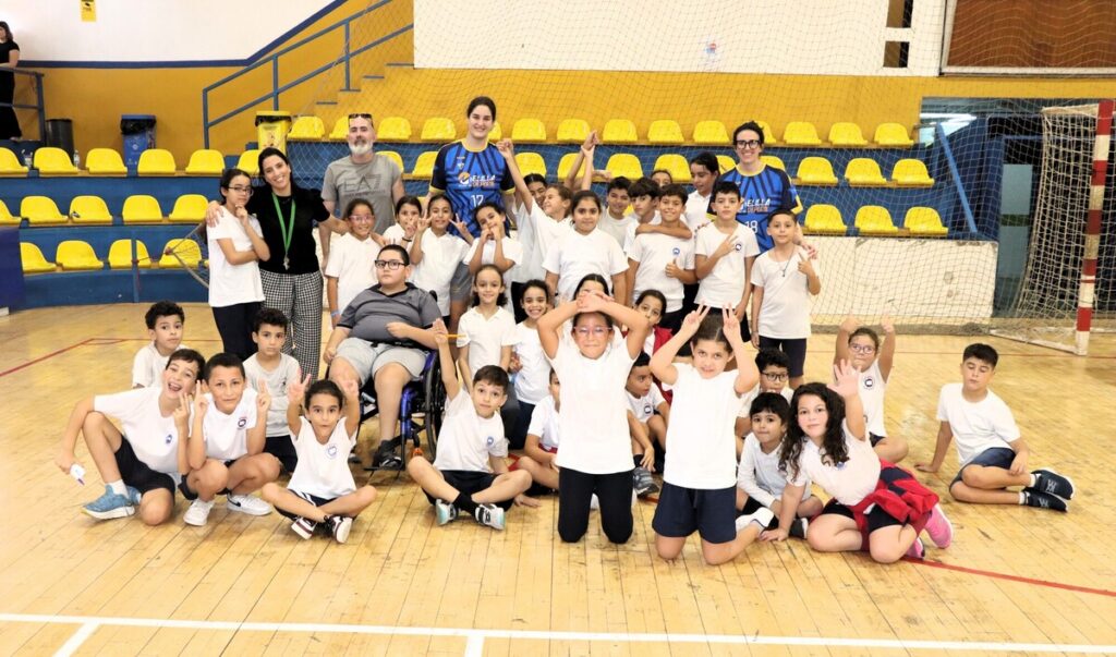 Grupo de alumnos del CEIP Real con jugadoras del MCD La Salle en el pabellón