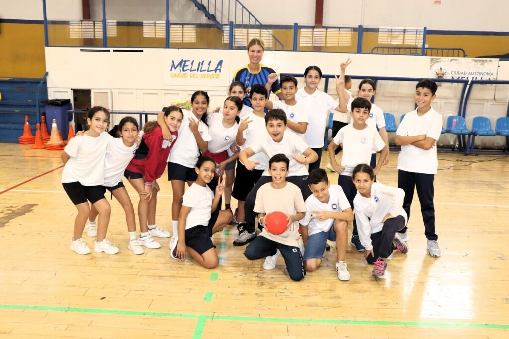 Jugadores del MCD La Salle con alumnos del CEIP Real en el pabellón
