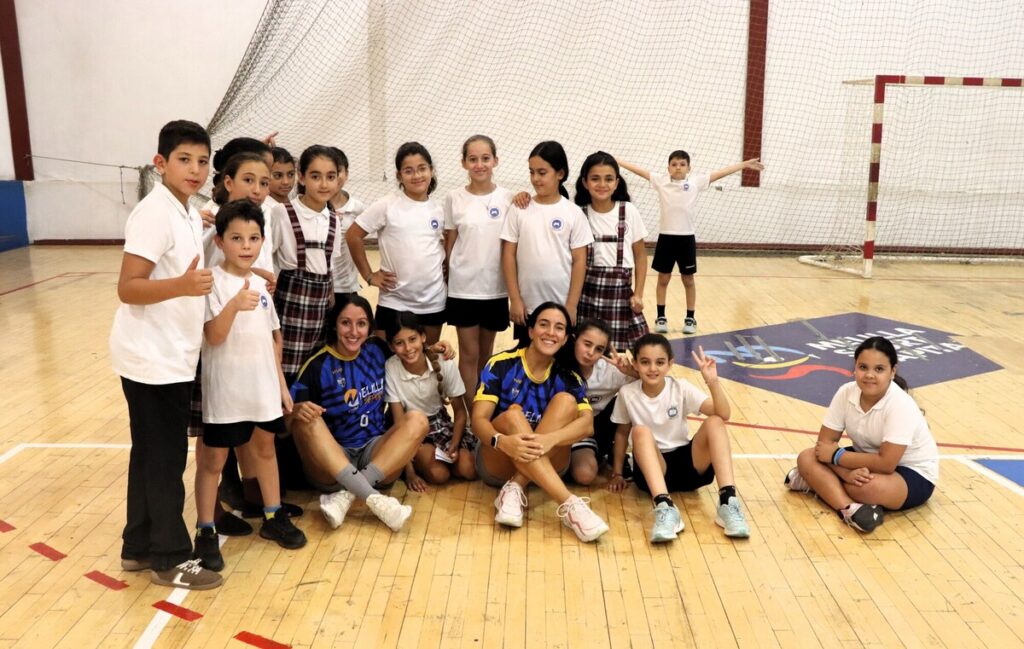 Jugadores del MCD La Salle con alumnos del CEIP Real en el pabellón
