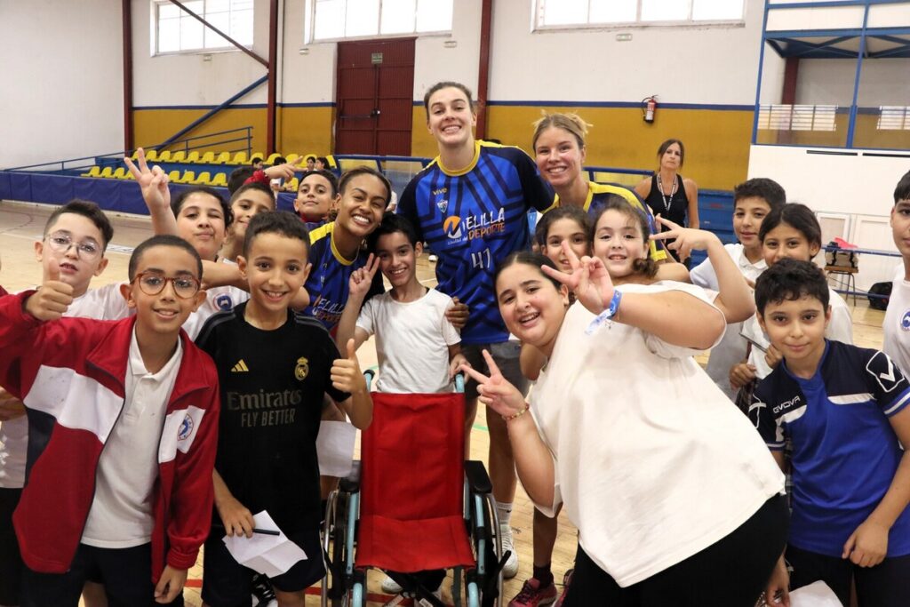 Jugadores del MCD La Salle con alumnos del CEIP Real en un evento deportivo