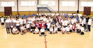 Grupo de alumnos del CEIP Real con el equipo MCD La Salle en el pabellón