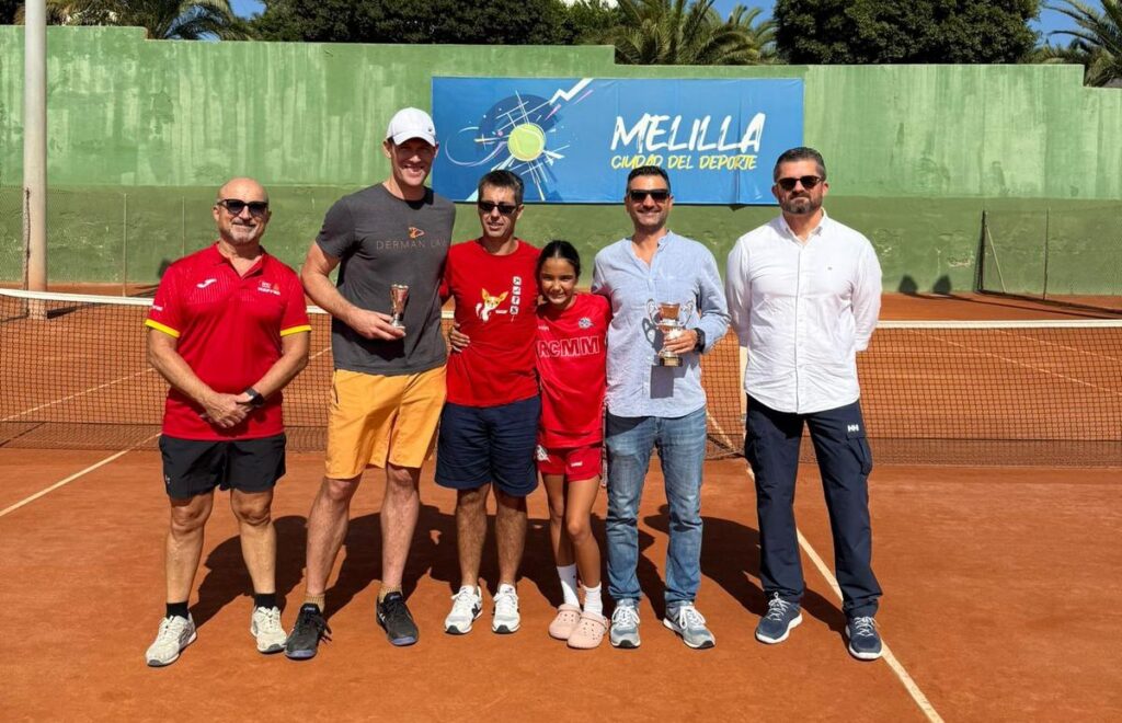 Participantes del torneo de tenis veteranos en Melilla con trofeos