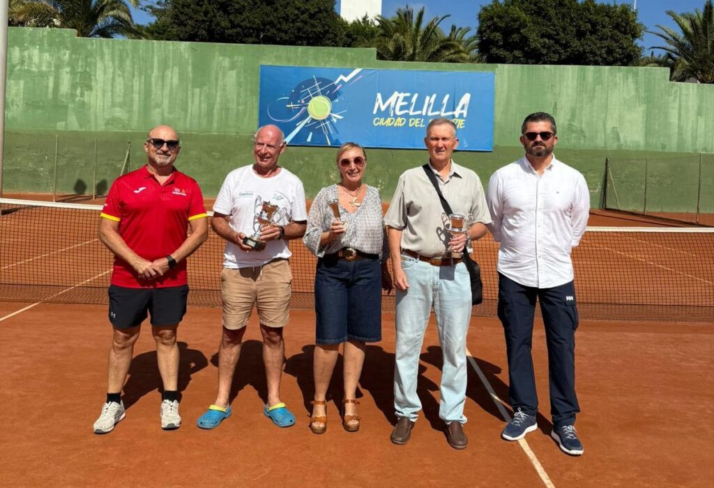 Entrega de trofeos en el Torneo Internacional de Tenis de Veteranos en Melilla