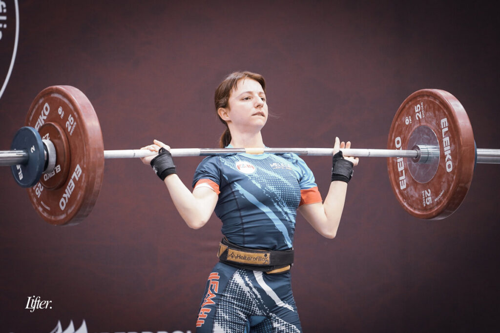 Atleta levantando pesas en competición de halterofilia en Melilla