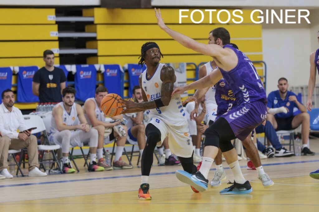 Jugadores del Club Melilla Baloncesto en acción durante un partido