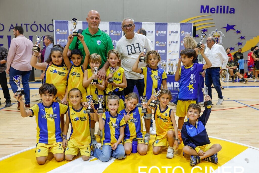 Niños del equipo La Salle celebrando con trofeos en el Memorial Guillermo García Pezzi