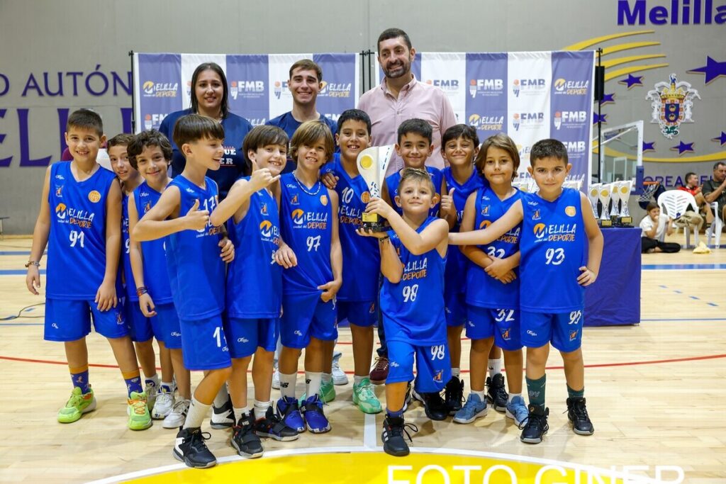 Grupo de niños con trofeo en el Memorial Guillermo García Pezzi
