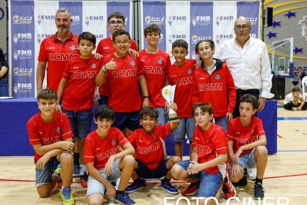 Equipo de baloncesto celebrando su victoria en el Memorial Guillermo García Pezzi.