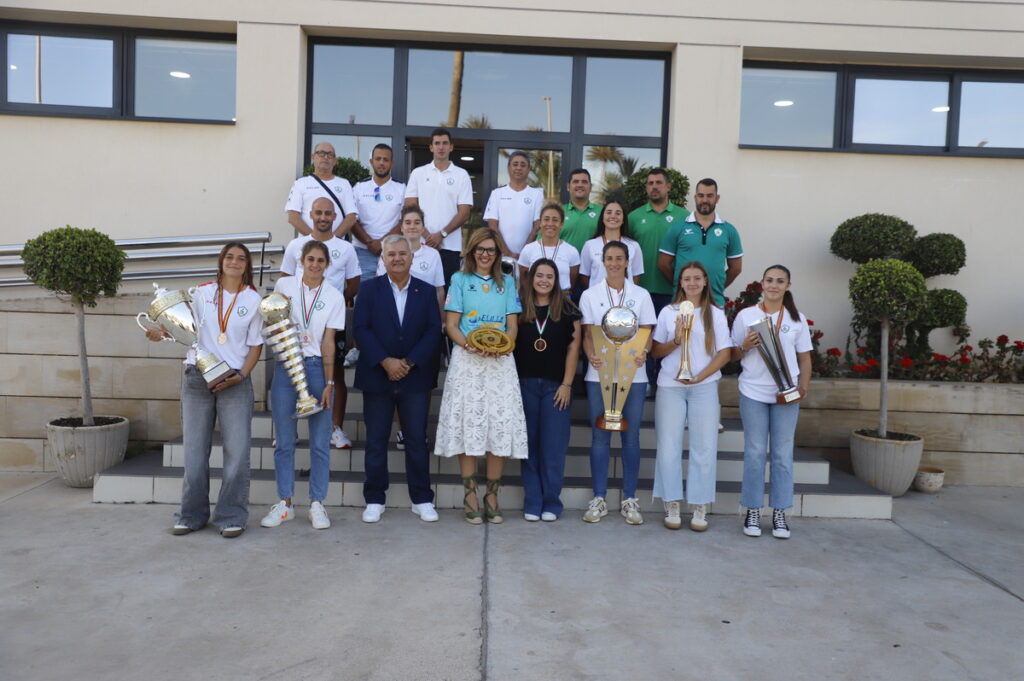 Equipo femenino del Higicontrol Melilla con trofeos en jornada institucional