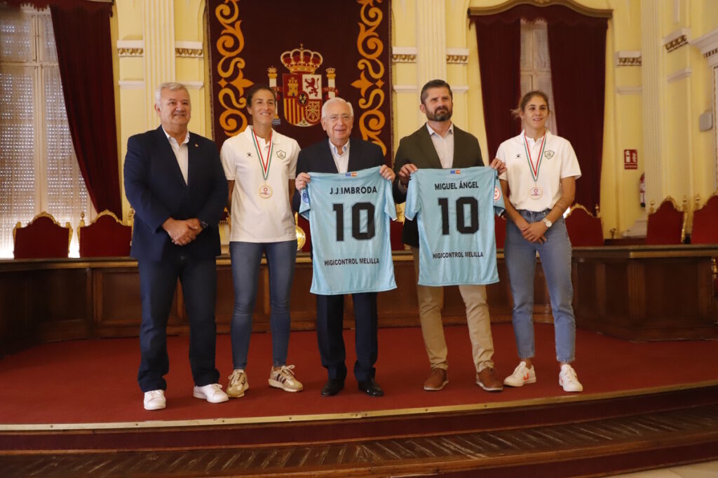 Entrega de camisetas a las campeonas del Higicontrol Melilla en el Palacio de la Asamblea.
