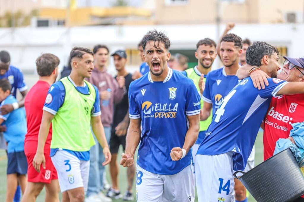 Jugadores de la U.D. Melilla celebrando una victoria en el campo
