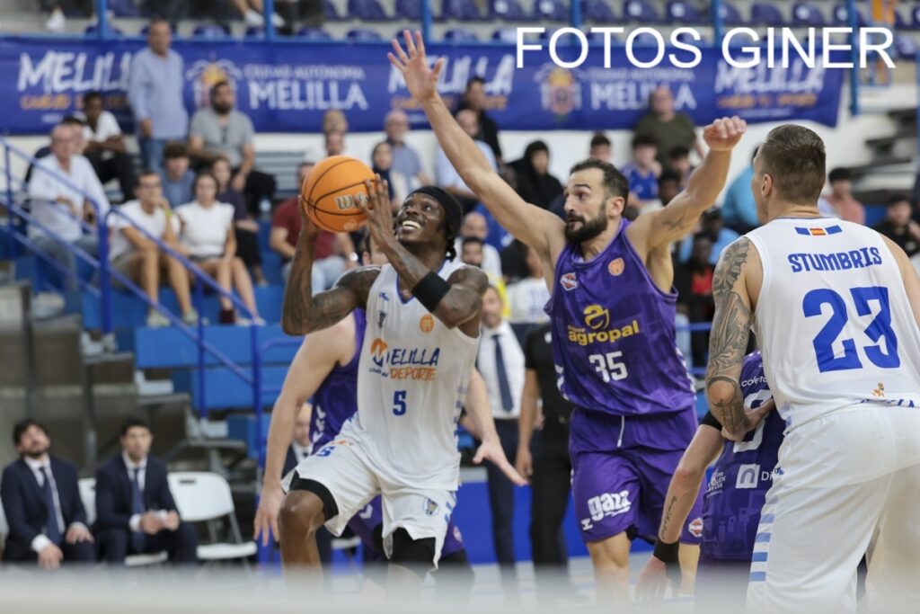 Jugador del Club Melilla Baloncesto lanzando a canasta en un partido