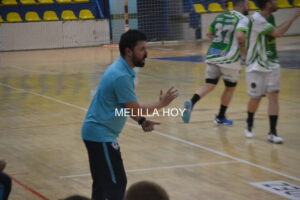 Entrenador Oriol Ferré dirigiendo a su equipo en un partido de balonmano.