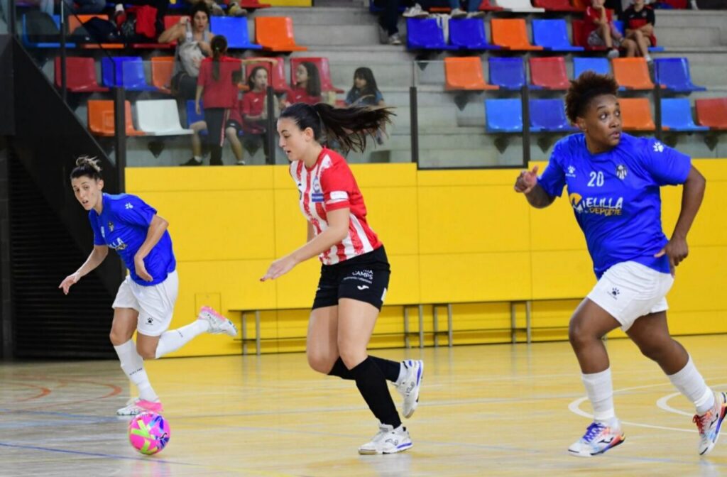 Jugadoras de Melilla Torreblanca en un partido de fútbol sala