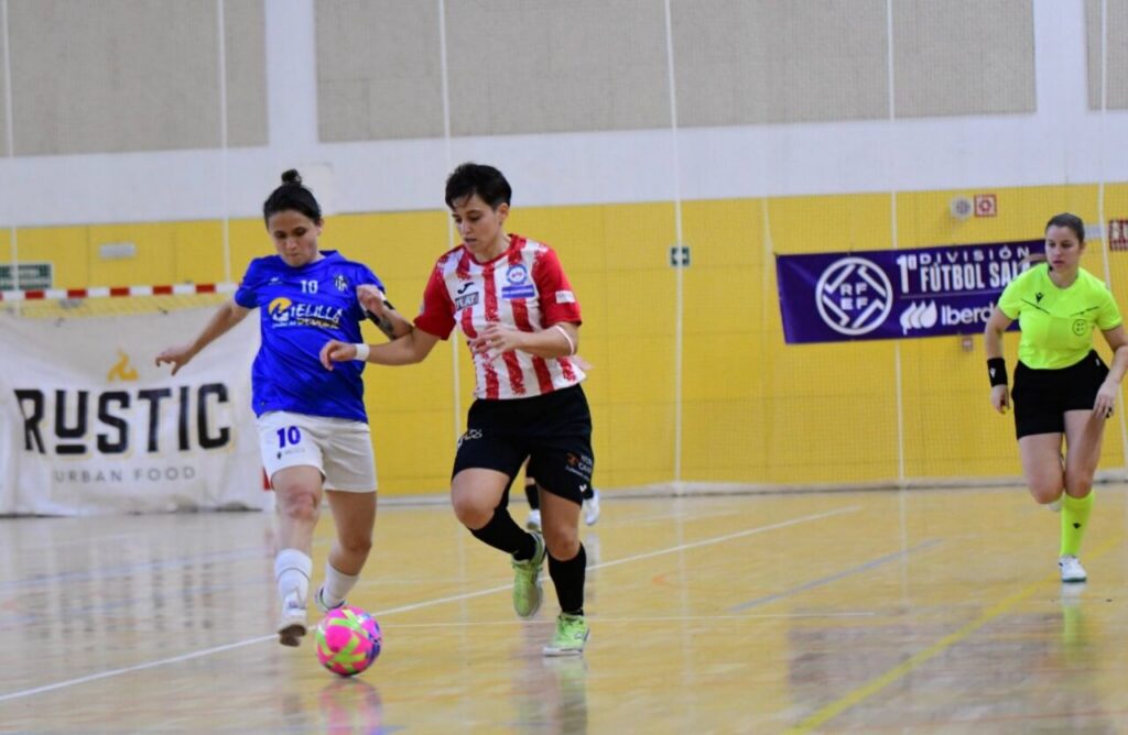 Jugadoras de fútbol sala compiten en un partido entre Melilla Torreblanca y Penya Esplugues.