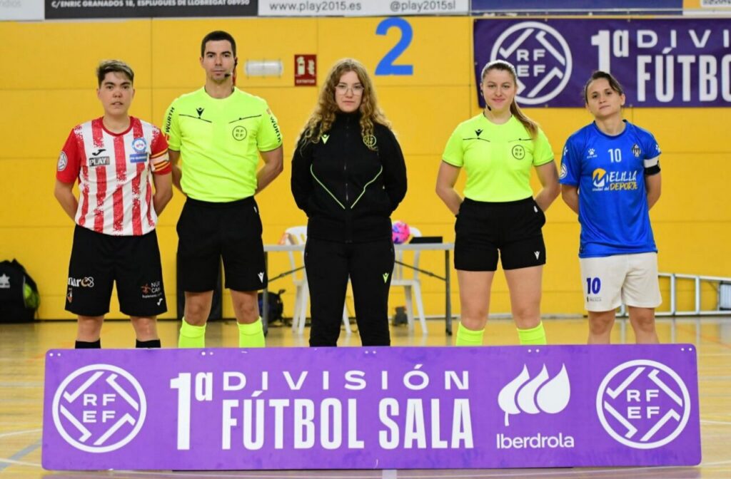 Jugadores y árbitros posando antes del partido de fútbol sala.