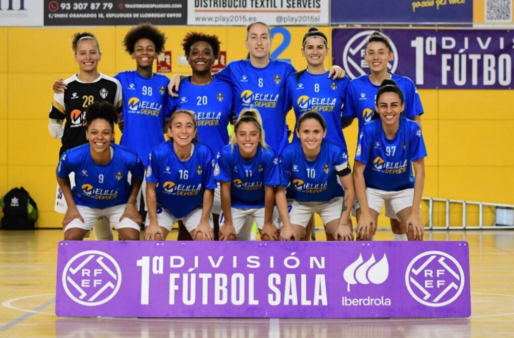 Equipo de fútbol sala Melilla Torreblanca posando en el pabellón
