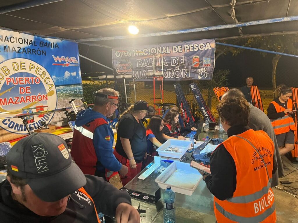 Participantes del Open Nacional de Pesca en Mazarrón en un evento deportivo.