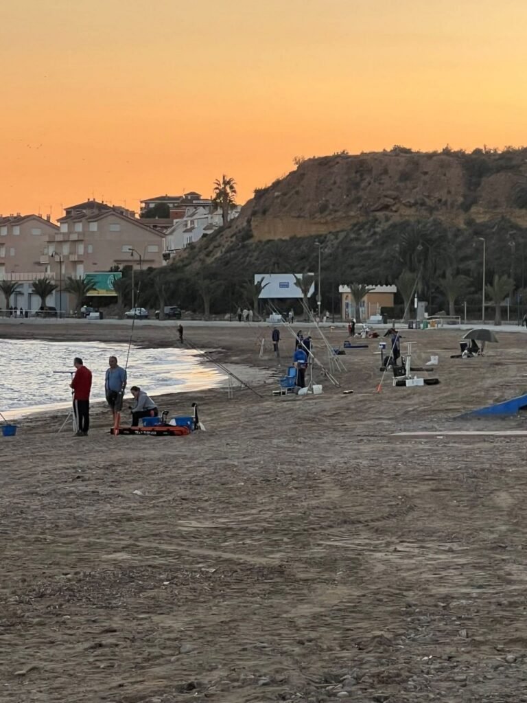 Competidores pescando en la playa durante el Open Nacional de Pesca
