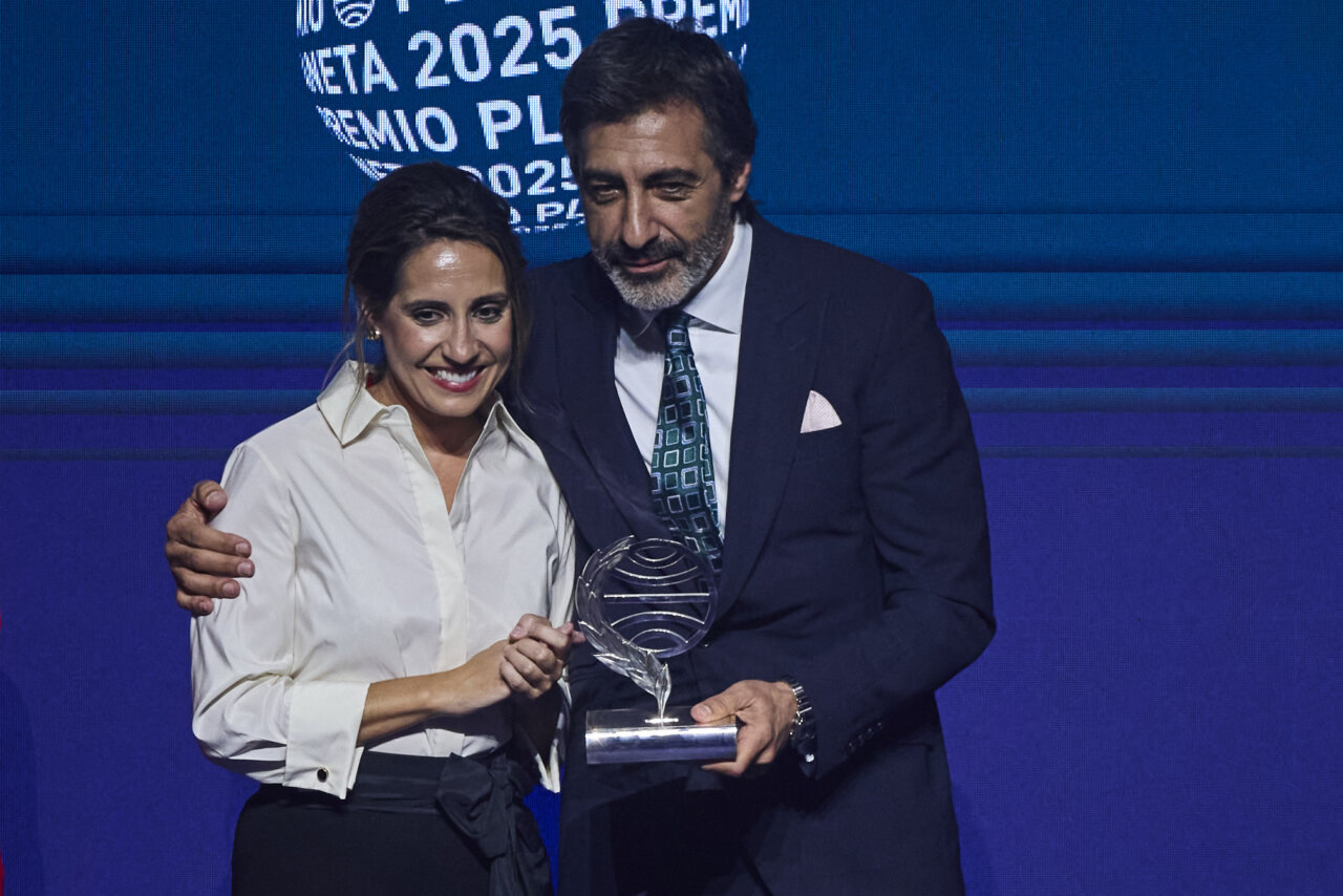 Juan del Val recibiendo el Premio Planeta 2025 en un evento literario