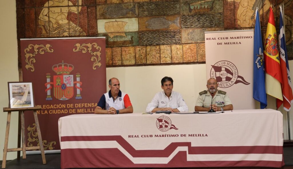 Tres personas en una mesa durante la V Regata Delegación de Defensa en Melilla