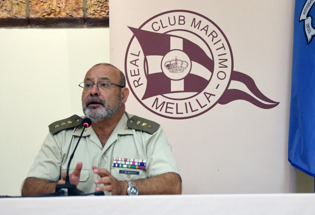 Coronel de la Delegación de Defensa en Melilla hablando sobre la regata