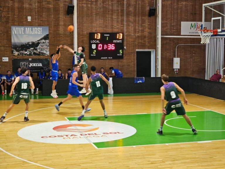 Jugadores de baloncesto en un partido entre Enrique Soler y Murgi