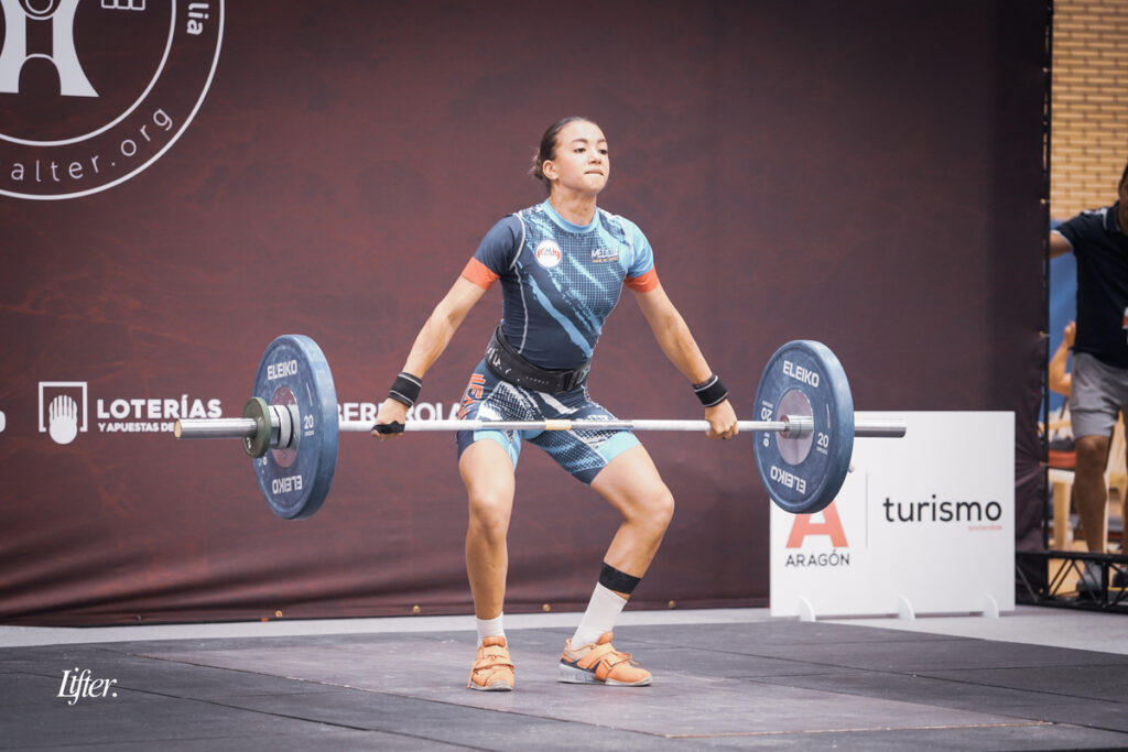 Atleta levantando pesas en un evento de halterofilia en Melilla