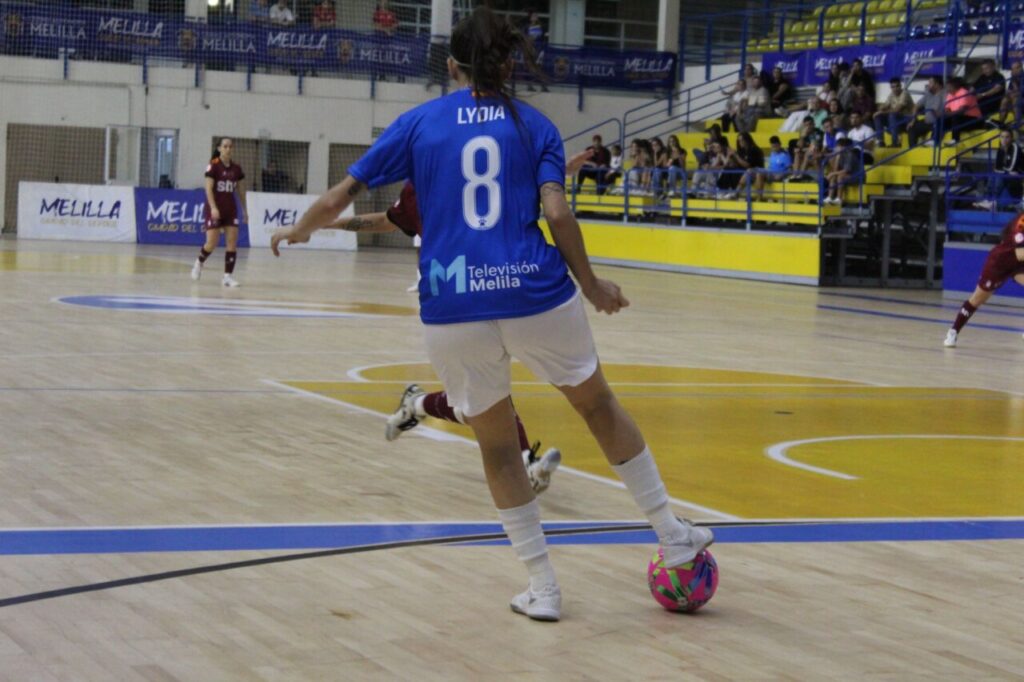 Jugadora del Melilla Torreblanca con balón en un partido de futsal