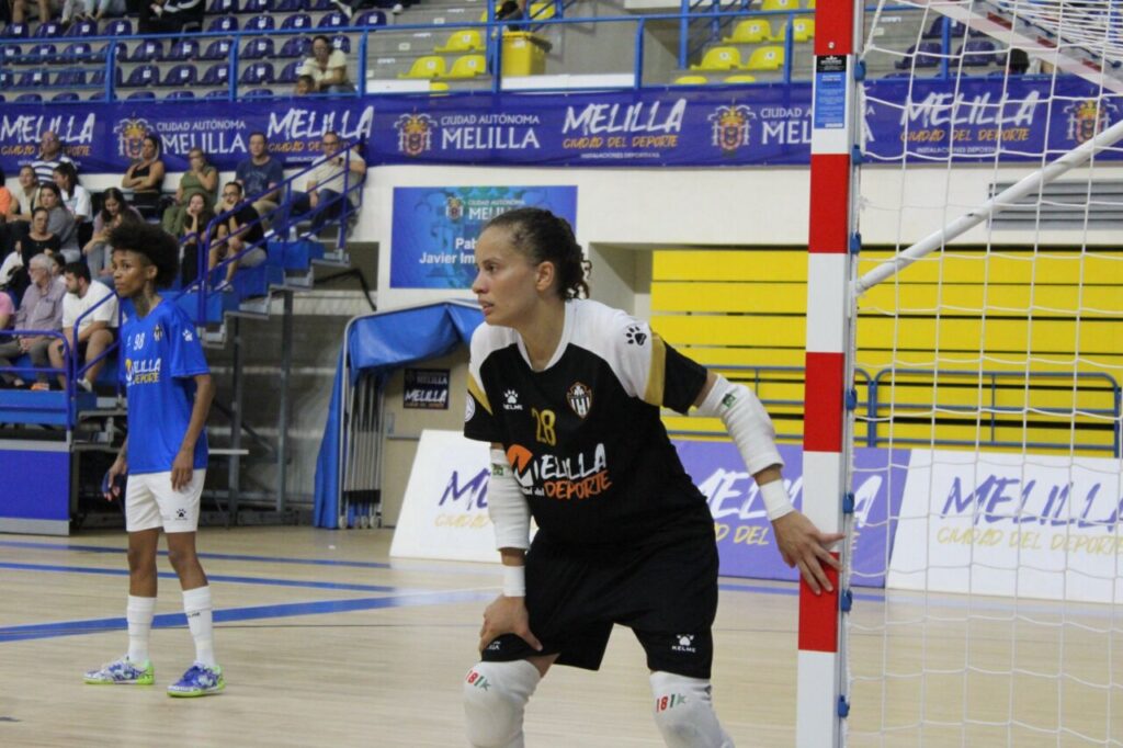 Jugadora del Melilla Torreblanca en acción durante un partido de futsal