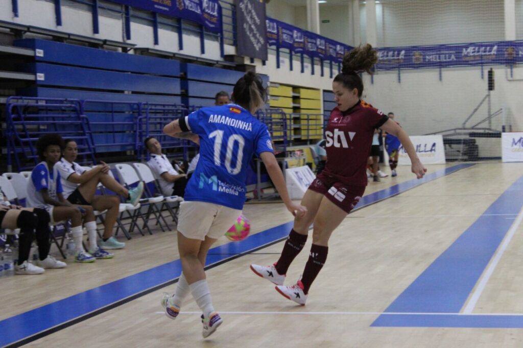 Jugadoras del Melilla Torreblanca y STV Roldán en un partido de futsal
