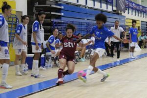 Jugadoras del Melilla Torreblanca y STV Roldán en un partido de futsal