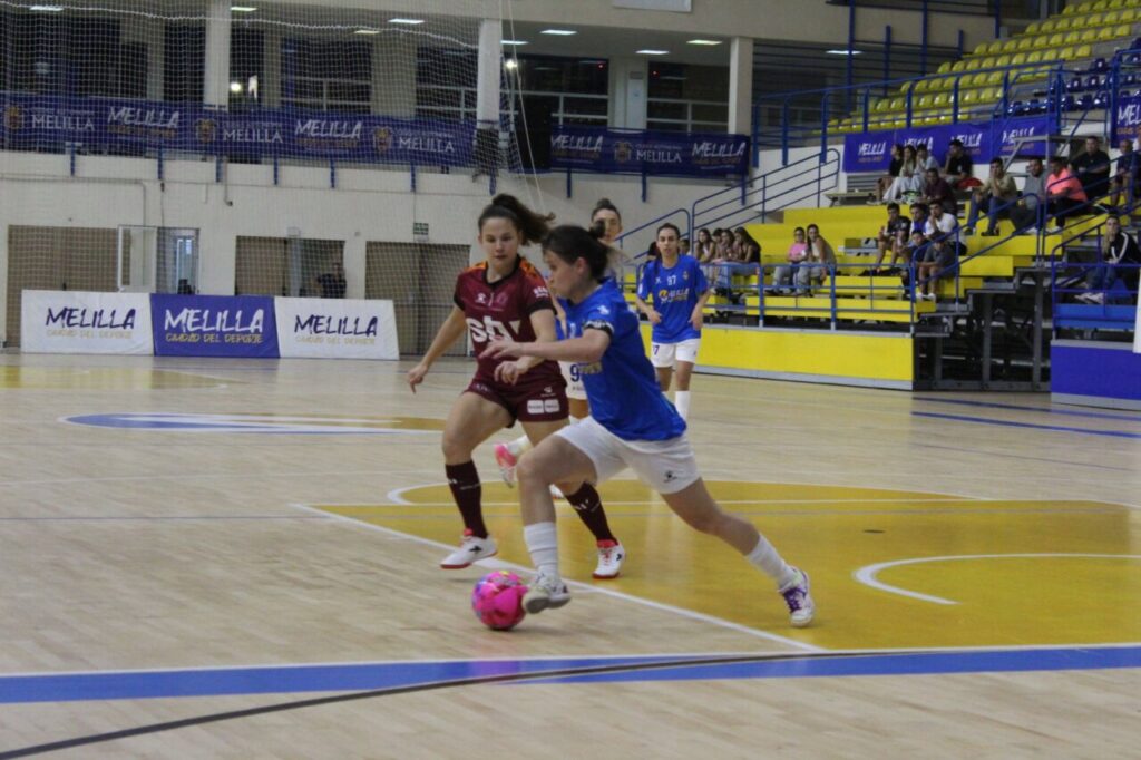 Jugadoras del Melilla Torreblanca y STV Roldán en un partido de futsal