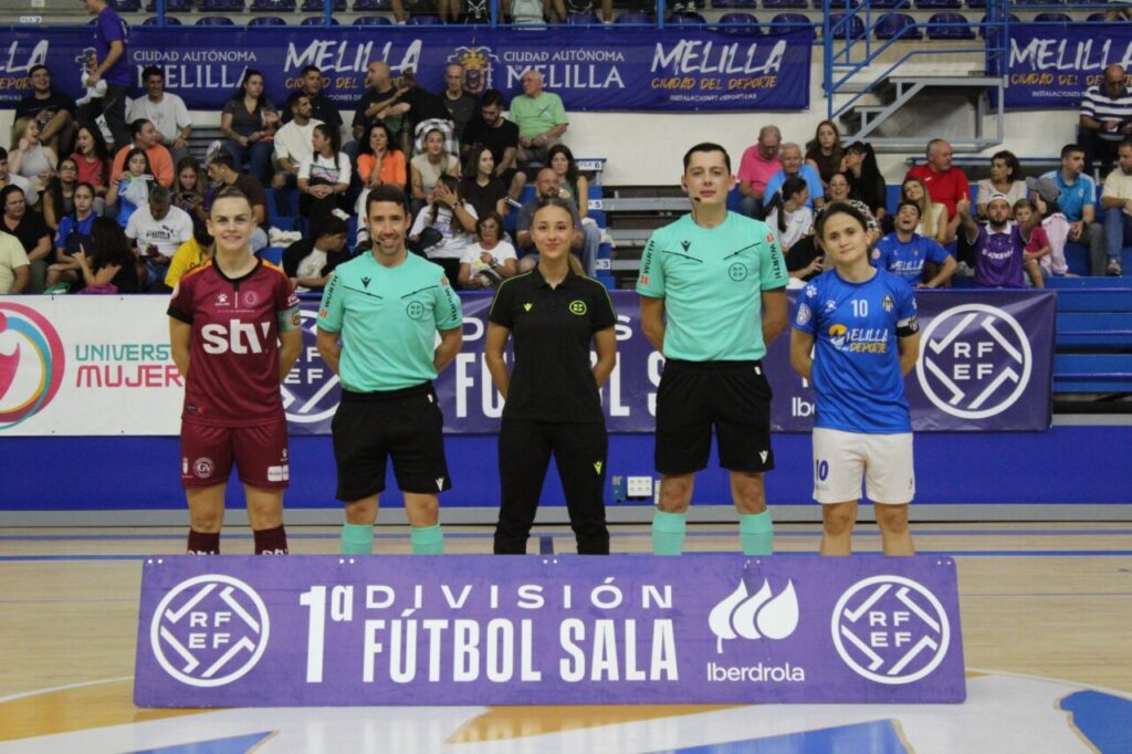 Jugadores y árbitros en el partido de fútbol sala entre Melilla Torreblanca y STV Roldán