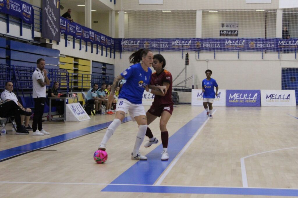 Jugadoras del Melilla Torreblanca y STV Roldán en un partido de futsal