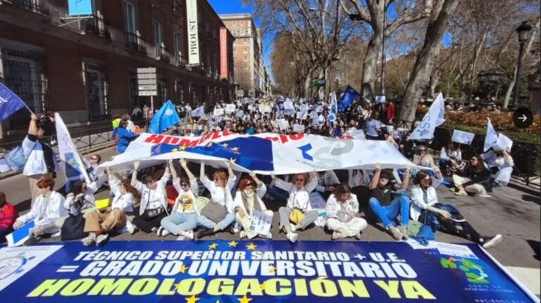 Protesta de Técnicos Superiores Sanitarios con pancartas en la calle